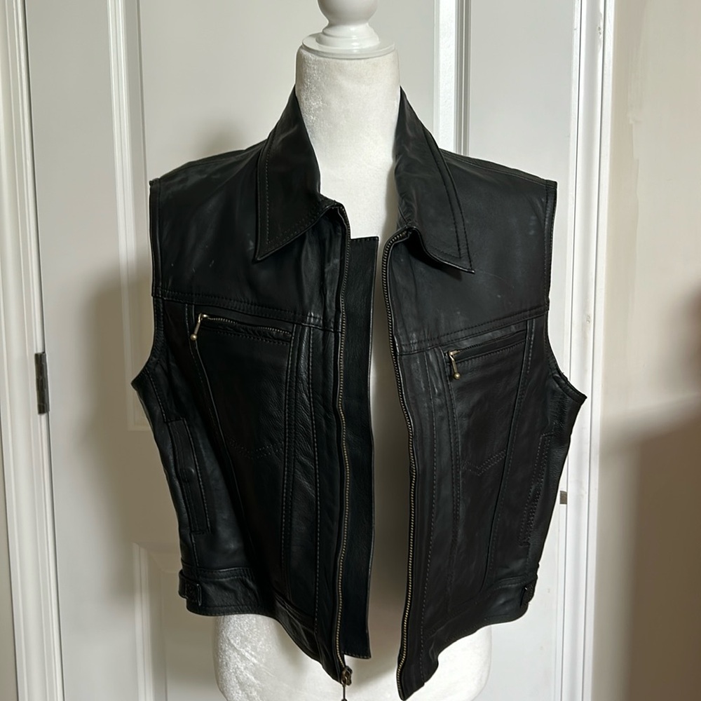 Mendoza Genuine Leather vest, lined with 50% nylon/50% acetate. Size XL.